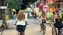 Puas liburan di Bali, Hyoyeon pergi ke Lombok. Dia menikmati suasana di sana termasuk berkeliling dengan sepeda. (Foto: Instgaram/ hyoyeon_x_x)