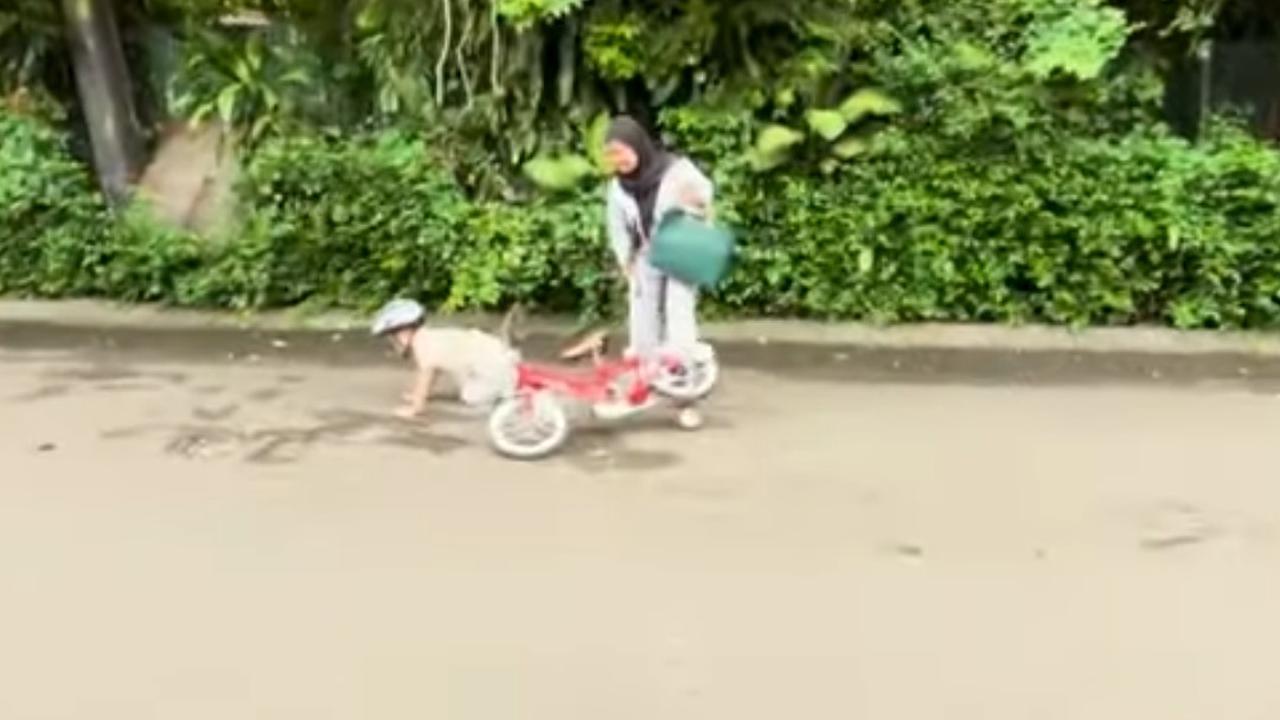 Potret Rayyanza Jatuh saat Naik Sepeda ke Masjid, Sus Rini Ngakak 'Ya Pengalaman Ja, Tantangan Ada Aja'