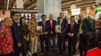 Perwakilan KBN dan Frankfurt Book Fair saat berfoto bersama. (dok. Komite Buku Nasional/Novi Thedora)