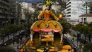 Patung yang dibuat dengan lemon dan jeruk bernama "Les Indes Galantes" selama Festival Lemon ke-88 di Menton, Prancis selatan, Sabtu (19/2/2022). Festival ini berlangsung pada 12-27 Februari dengan tema "Opera dan Tarian". (AP Photo/Daniel Cole)