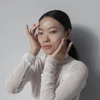 Wanita dengan busa face wash di wajahnya (Foto: Freepik/freepik).