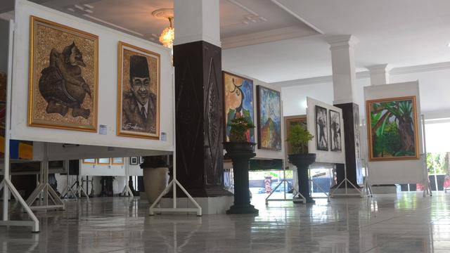 Pameran seni rupa, Blarak, memamerkan lukisan 40 seniman Purbalingga. (Foto: Liputan6.com/Galoeh Widura)