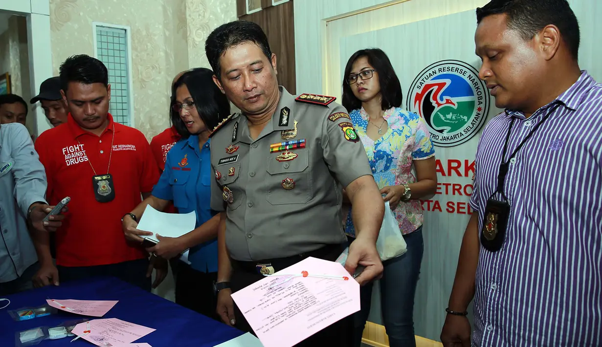 Polisi menggelar jumpa Pers terkait aktor Restu Sinaga yang tertangkap akibat narkoba di Polres Metro Jakarta Selatan, Jumat (3/6/2016). (Deki Prayoga/Bintang.com)