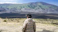 Menteri Lingkungan Hidup dan Kehutanan (LHK) Siti Nurbaya saat meninjau kawasan Gunung Bromo usai dilanda kebakaran lahan dan hutan, 23 September 2023. (dok. KHLK)