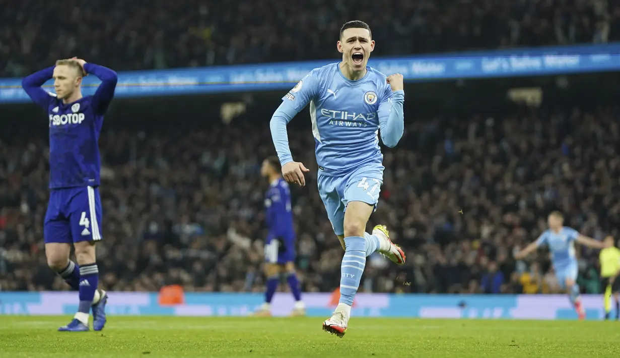 Gelandang Manchester City Phil Foden merayakan gol pembuka untuk timnya ke gawang Leeds United dalam laga pekan ke-17 Liga Inggris di Etihad Stadium, Rabu (15/12/2021) dini hari WIB. Manchester City mencukur tamunya Leeds United tujuh gol tanpa balas. (AP Photo/Jon Super)