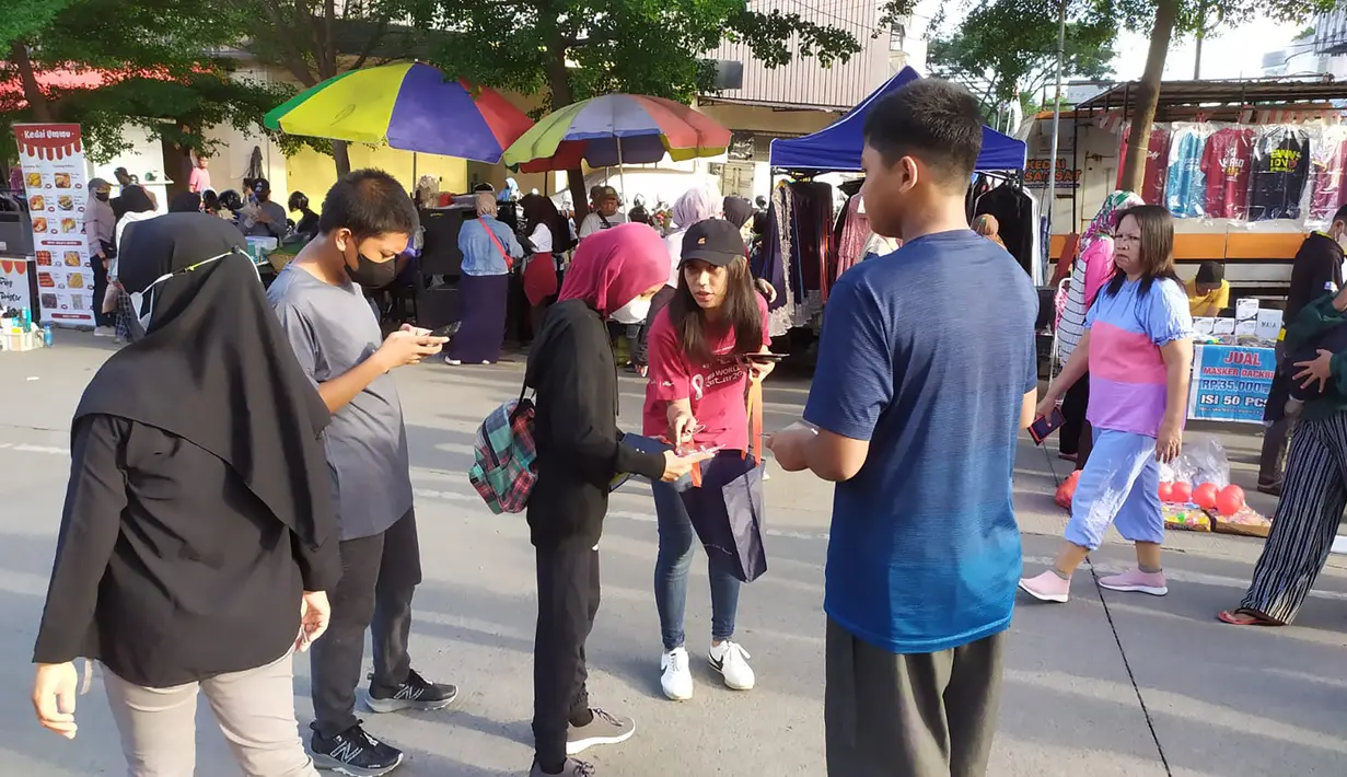 EMTEK selaku official Broadcaster Piala Dunia 2022 pun memanfaatkan momen Car Free Day Makassar dengan memberikan buklet-buklet panduan kepada para pengunjung sebagai sarana promosi ajang pesta sepak bola empat tahunan tersebut. (Procomm Surya Citra Media)