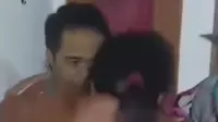 Anggota Polda NTT saat digrebek bersama selingkuhan oleh istri sah di kamar kos di Kabupaten Atambua (screenshot video)