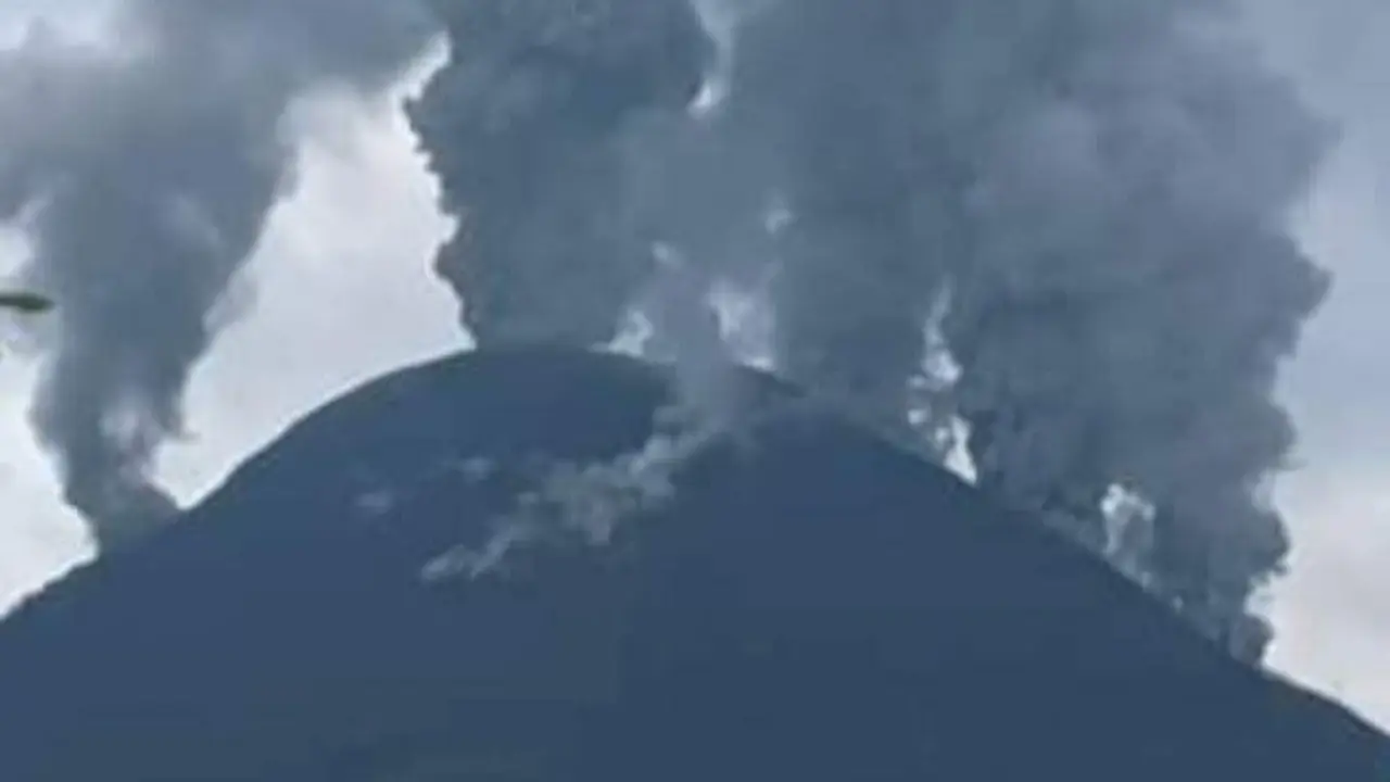 Gunung Lewotobi Laki-laki sedang mengeluarkan abu vulkanik (Liputan6.com/Ola Keda)