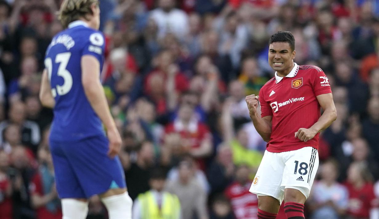 Selebrasi pemain MU, Casemiro (kanan) setelah mencetak gol pembuka bagi timnya saat melawan Chelsea dalam pertandingan partai tunda pekan ke-32 English Premier League 2022/2023 yang berlangsung di Old Trafford, Jumat (26/5/2023) dini hari WIB. Manchester United sukses mengalahkan Chelsea dengan skor meyakinkan 4-1dan Casemiro menjadi pahlawan dengan mencetak gol di menit ke-6 yang membuat anak asuh Erik Ten Hag lebih percaya diri. (AP Photo/Dave Thompson)