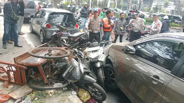 Truk bermuatan gas LPG tabrak sejumlah kendaraan di Bandung, Rabu (29/7/2026). (Azzurra Galexia/merdeka.com