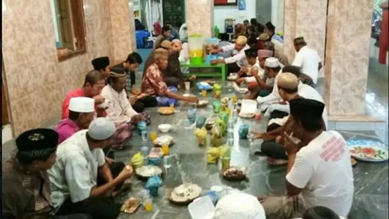 Kammi Al Fatih Tebar Takjil untuk Warga di Pengungsian