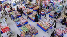 Warga Yaman membeli permen dan kacang-kacangan saat umat Islam bersiap untuk merayakan liburan tahunan Idul Adha (Hari Raya Kurban) di supermarket di ibu kota Sanaa (18/7/2021). (AFP/Mohammed Huwais)