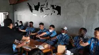 Sejumlah siswa SMA sedang praktek pembuatan konten digital bersama Influencer asal Jayapura Jenny Karay di Wamena Papua Pegunungan dalam acara Bengkel Digital Teras Negeriku - Workshop Pembuatan Video Tiktok dan IG Reel: Inspirasi dari Timur Indonesia (8/9/2022). (Foto: Teras Negeriku)