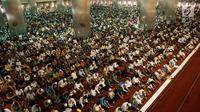 Suasana ratusan jemaah mendengarkan khutbah sebelum melaksanakan salat Jumat di Masjid Istiqlal, Jakarta, Jumat (2/6). Masjid Istiqlal selalu dipenuhi umat muslim pada salat Jumat ketika bulan suci Ramadan. (Liputan6.com/Gempur M Surya)