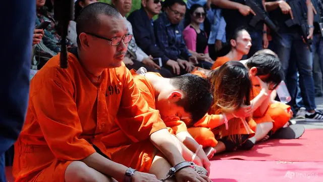 Tersangka WNA yang ditahan karena dakwaan narkoba saat konferensi pers di Bali, Indonesia, Rabu, 18 Desember 2019.