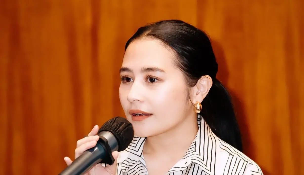 Prilly Latuconsina tampil cantik dengan gaya simpel. Ia tampil mengenakan atasan blouse lengan panjang berwarna dasar putih dengan corak garis hitam. [Foto: Instagram/prillylatuconsina96]