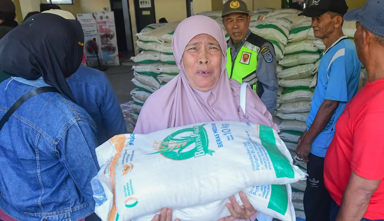 Proses distribusi bansos beras sebanyak 20 kg terus dilakukan kepada seluruh Keluarga Penerima Bantuan Pangan Non Tunai (BPNT) di berbagai wilayah Indonesia. (merdeka.com/Arie Basuki)