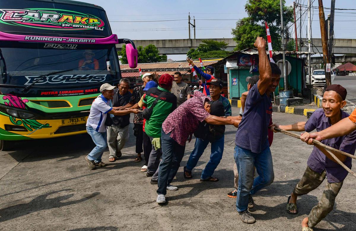 Keseruan Lomba Tarik Bus Sambut HUT ke-81 RI