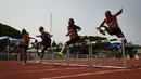 Para peserta melompat saat mengikuti lomba lari ringtangan 100 meter dalam Elderly Games nasional di Thailand (25/4). Peserta lomba lari ringtangan 100 meter merupakan pria yang berusia antara 60-65 tahun. (AFP/Lillian Suwanrumpha)