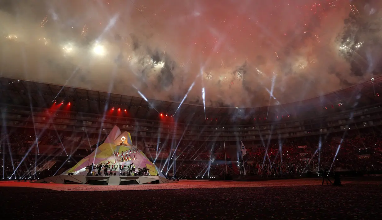Kembang api terlihat selama Upacara Pembukaan Pan American Games Lima 2019 di Estadio Nacional, Lima, Peru (26/7/2019). Pan American Games XVIII diadakan dari 26 Juli hingga 11 Agustus 2019. (AP Photo/Fernando Vergara)