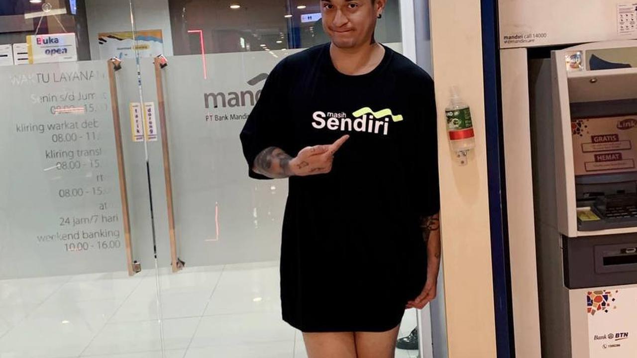 Gaya lain Miller dengan kaos oblong, tulisan di belakangnya plesetan dari nama bank. Unik dan kreatif!