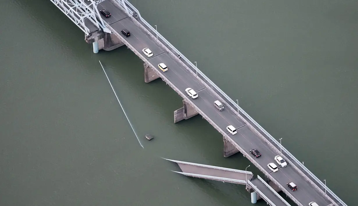 Gambar udara ini menunjukkan jembatan yang sebagian runtuh setelah gempa bumi di Yatsushiro, Prefektur Kumamoto, pada hari Selasa, 28 Juli 2026. (Kyodo News via AP)