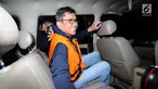 Wali Kota Batu, Malang, Eddy Rumpoko saat berada di dalam mobil tahanan usai pemeriksaan di Gedung KPK, Jakarta, Minggu (17/9). Eddy diduga menerima suap terkait proyek pengadaan barang dan jasa di kantor Wali Kota Batu. (Liputan6.com/Helmi Fithriansyah)