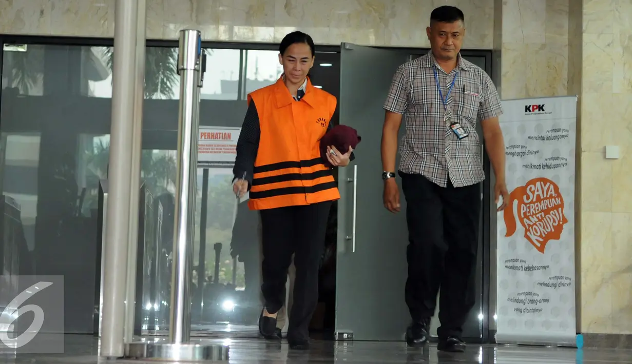 Noviyanti (kiri), Staf ahli anggota Komisi III DPR Fraksi Demokrat I Putu Sudiartana meninggalkan Gedung KPK usai menjalani pemeriksaan di Jakarta, Selasa (6/9). (Liputan6.com/Helmi Afandi)