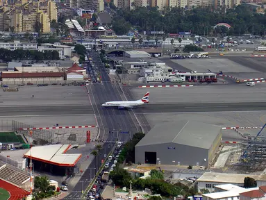 Bandara Gibraltar menjadi salah satu bandara mendebarkan di dunia. Bandara yang berlokasi di wilayah kecil antara Maroko dan Spanyol ini menjadi satu-satunya bandara di dunia yang terpotong jalan raya, tepatnya jalan Winston Churchill Avenue. (Istimewa)