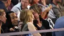 Nicole Kidman dan suaminya Keith Urban memamerkan kemesraan mereka dengan berciuman saat menyaksikan ajang CMT Music Awards 2014 di Bridgestone Arena, Nashville, Tennessee, (4/6/2014). (REUTERS/Harrison McClary)