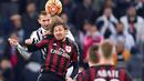 Pemain Juventus, Giorgio Chiellini (kiri), berebut bola dengan pemain AC Milan, Alessio Cerci, dalam lanjutan Serie A Italia di Stadion Juventus, Minggu (22/11/2015) dini hari WIB. (EPA/Alessandro di Marco)