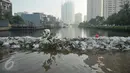 Kondisi banjir yang menggenangi kawasan Perumahan Pantai Mutiara, Jakarta, Sabtu (4/6). Tingginya pasang air laut menyebabkan tanggul di Jalan Mutiara 1, Pluit, Penjaringan, sepanjang sekitar 50 meter jebol. (Liputan6.com/Gempur M Surya)