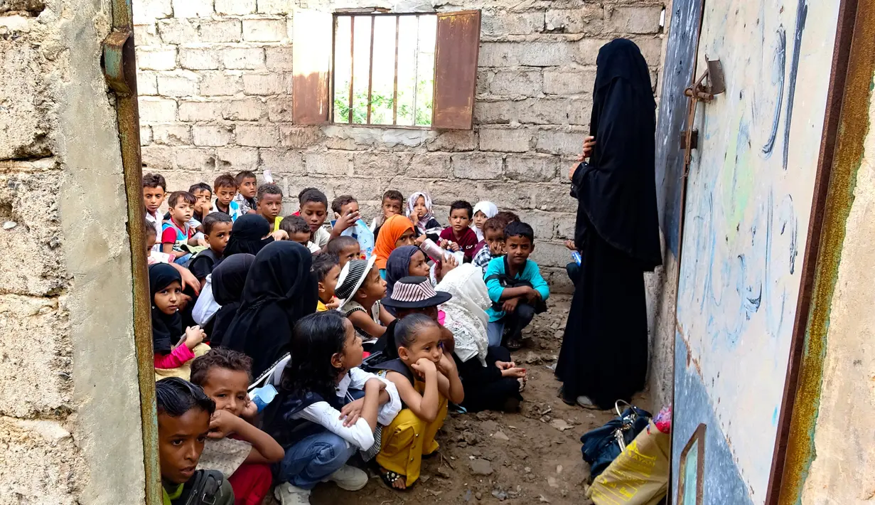 Suasana kegiatan belajar kelas anak-anak Yaman di gedung sekolah yang terlihat rusak di provinsi barat Hodeidah, Yaman, Minggu (5/9/2021). Menurut PBB, sebelum adanya virus corona menyerang, sekitar dua juta anak di Yaman tidak bersekolah. (AFP/Khaled Ziad)