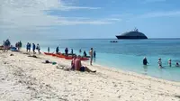 Kapal Pesiar Mewah MV Scenic Eclipse II Singgah di Pulau Lantigiang Taman Nasional Taka Bonerate. (Dok: TN Taka Bonerate @btn_takabonerate https://www.instagram.com/p/DIDjEtmSVId/?img_index=1)&nbsp;