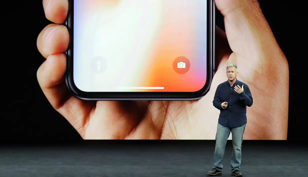 Tamplilan iPhone X saat peluncuran di Steve Jobs Theatre, California, Selasa (12/9). iPhone X hadir dengan teknologi Super Retina pada layar berdiagonal 5,8 inci dan desain layar OLED tanpa tombol tengah dibawahnya. (AP Photo/Marcio Jose Sanchez)