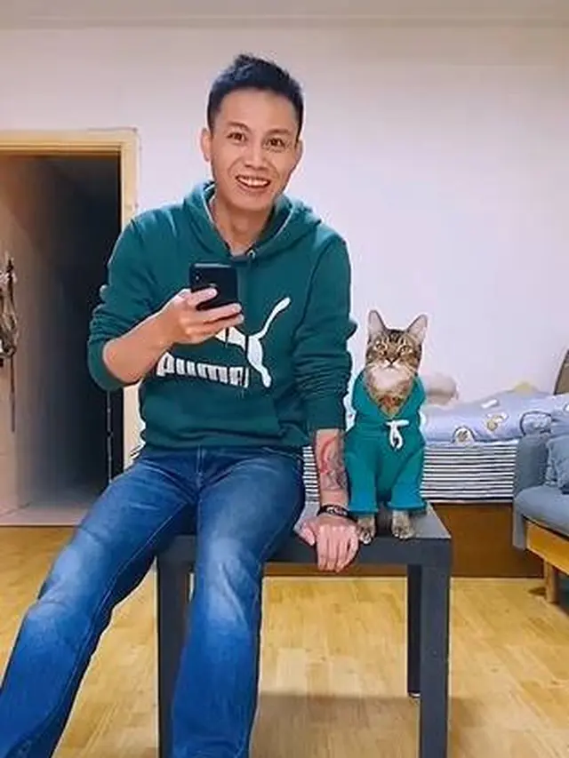 7 Gaya Keren Majikan dan Kucing Saat Tampil Kompak Ini Menggemaskan