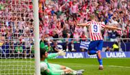 Alexander Sorloth, penyerang Atletico Madrid, merayakan gol keduanya ke gawang Real Madrid yang dijaga Thibaut Courtois dalam laga La Liga di Stadion Metropolitano - AP Photo/Manu Fernandez
