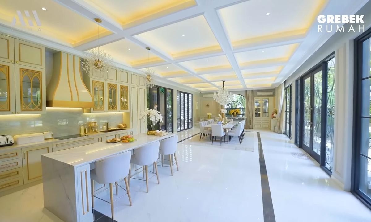 5 Potret Dapur di Istana Megah Putri Zulhas & Zumi Zola, Seluas Lapangan Sepakbola & Mewah dengan Sentuhan Emas