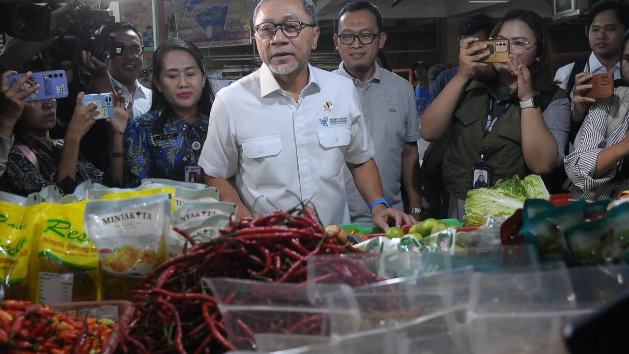 Menteri Perdagangan (Mendag) Zulkifli Hasan atau Zulhas berbincang dengan pedagang saat meninjau sejumlah kios di Pasar Kramat Jati, di Jakarta, Jumat (15/3/2024). Kunjungan tersebut dilakukan Zulhas untuk memastikan  ketersediaan bahan pangan selama Rama