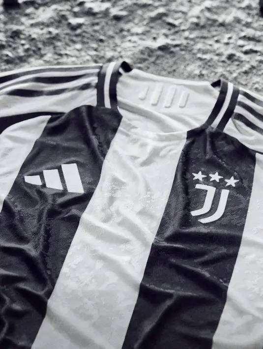 Jika dilihat sekilas jersey ini terlihat polos, namun jika diperhatikan lebih dekat terdapat motif permukaan bulan pada jersey ini.  (FOTO: instagram.com/juventus/?hl=id)