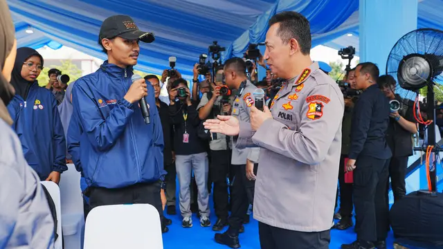 Kapolri Jenderal Listyo Sigit Prabowo resmi melepas 1.575 buruh yang terdampak Pemutusan Hubungan Kerja (PHK)