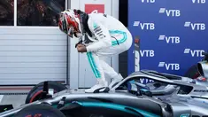 Pembalap Mercedes Lewis Hamilton melakukan selebrasi usai memenangkan F1 GP Rusia di Sochi Autodrom, Sochi, Minggu (29/9/2019). Hamilton mengakhiri rentetan kemenangan Ferrari dalam tiga balapan F1 sebelumnya. (AP Photo/Luca Bruno)
