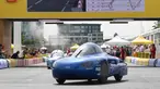 Mobil hemat energi dari tim La joliverie Polytech Nantes melaju di arena balap saat final European Drivers World Championship Shell Make the Future Live di London (28/5). (Bob Martin / Shell via AP Images)