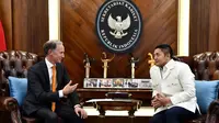 Seskab Teddy Bertemu Dubes Belanda, Bahas Rencana Kunjungan Ratu Maxima ke Indonesia