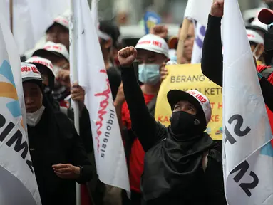 Karyawan IndosatM2 melakukan demonstrasi di depan Gedung PT Indosat, Jalan Merdeka Barat, Jakarta Pusat, Rabu (22/12/2021). Demonstran menuntut PT IndosatM2 untuk bertanggung jawab atas kesinambungan kerja dan hak karyawan. (Liputan6.cm/Johan Tallo)