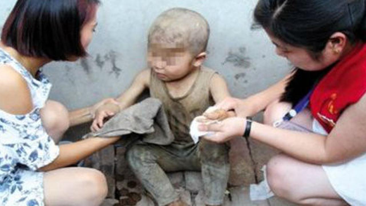 Mirisnya bocah 7 tahun dipaksa tinggal di kandang babi