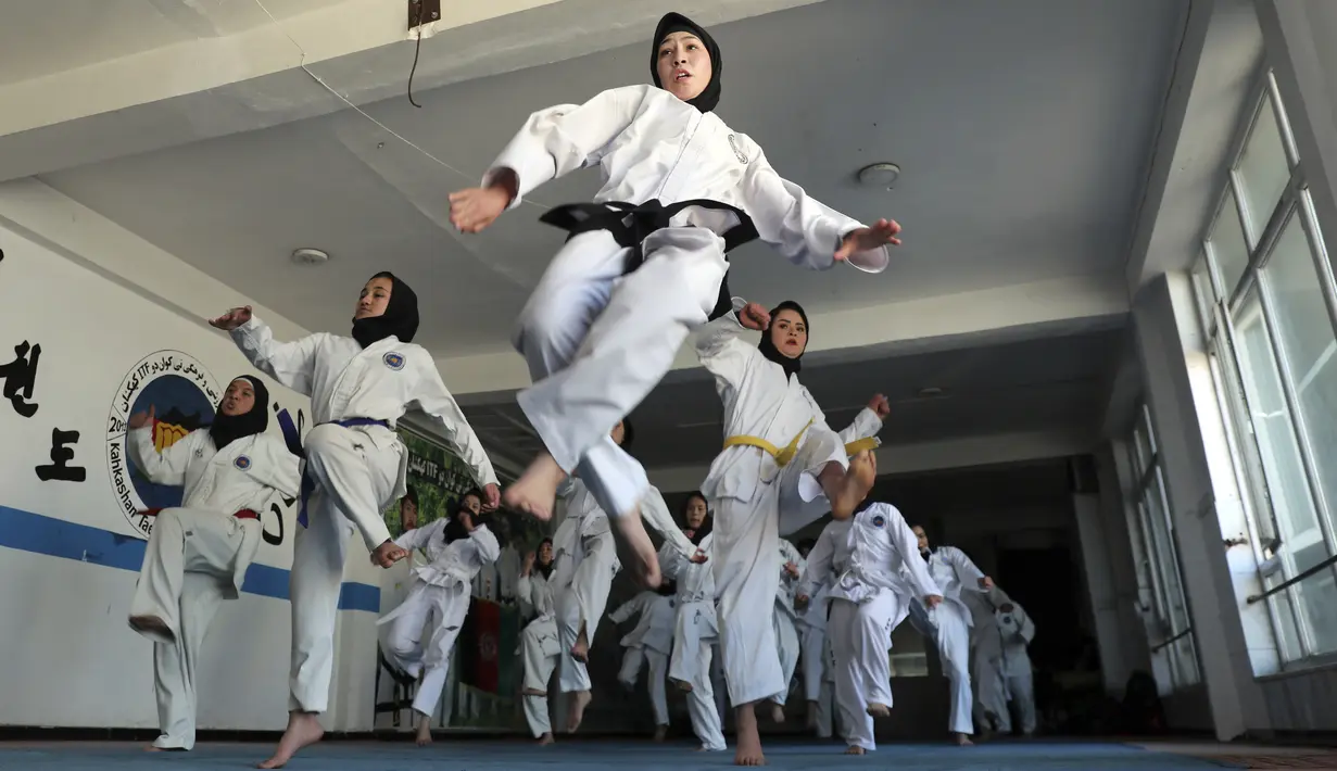 Gadis-gadis Afghanistan berlatih taekwondo selama sesi pelatihan di Kabul, Afghanistan, pada 1 Maret 2021. Latihan bela diri ini mengupayakan para perempuan di Afghanistan bisa melindungi dirinya sendiri. (AP Photo/Rahmat Gul)