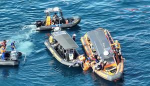 Upaya pencarian korban tenggelamnya kapal wisata KM Putri Sakinah di perairan Selat Padar kembali membuahkan hasil. Polisi bersama Tim SAR Gabungan menemukan satu jenazah laki-laki dewasa warga negara Spanyol, yang diyakini sebagai pelatih Valencia FC B Fernando Martin Carreras. (Liputan6.com/Ola Keda)