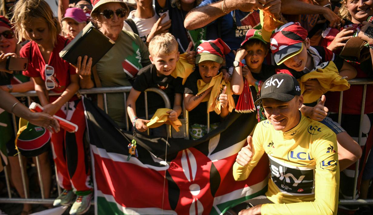 Pebalap Inggris Raya, Christopher Froome berfoto dengan fans cilik, Froome menjadi pemimpin balapan Tour de France hingga etape ke-16 dengan jarak 165 km dari Le Puy-en-Velay dan Romans-sur-Isere, (18/7/2017).  (AFP/Lionel Bonaventure)