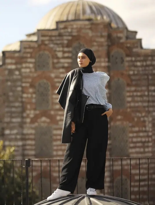 Menambahkan motif pada gayanya membuat total look-nya semakin menarik. Bahkan aksen ruffle pada penampilannya memberikan kesan yang lebih menjanjikan. [Foto: Instagram/ Zeezeeshahab]